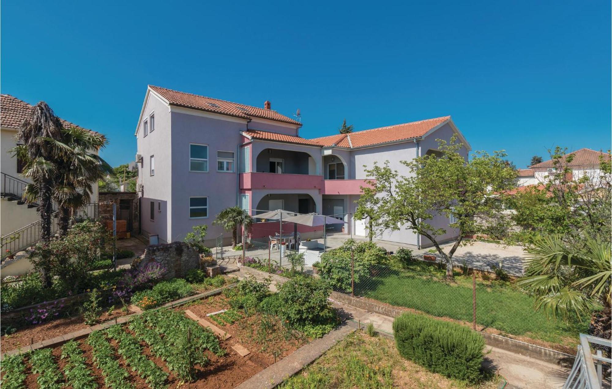 2 Bedroom Gorgeous In Apartment *