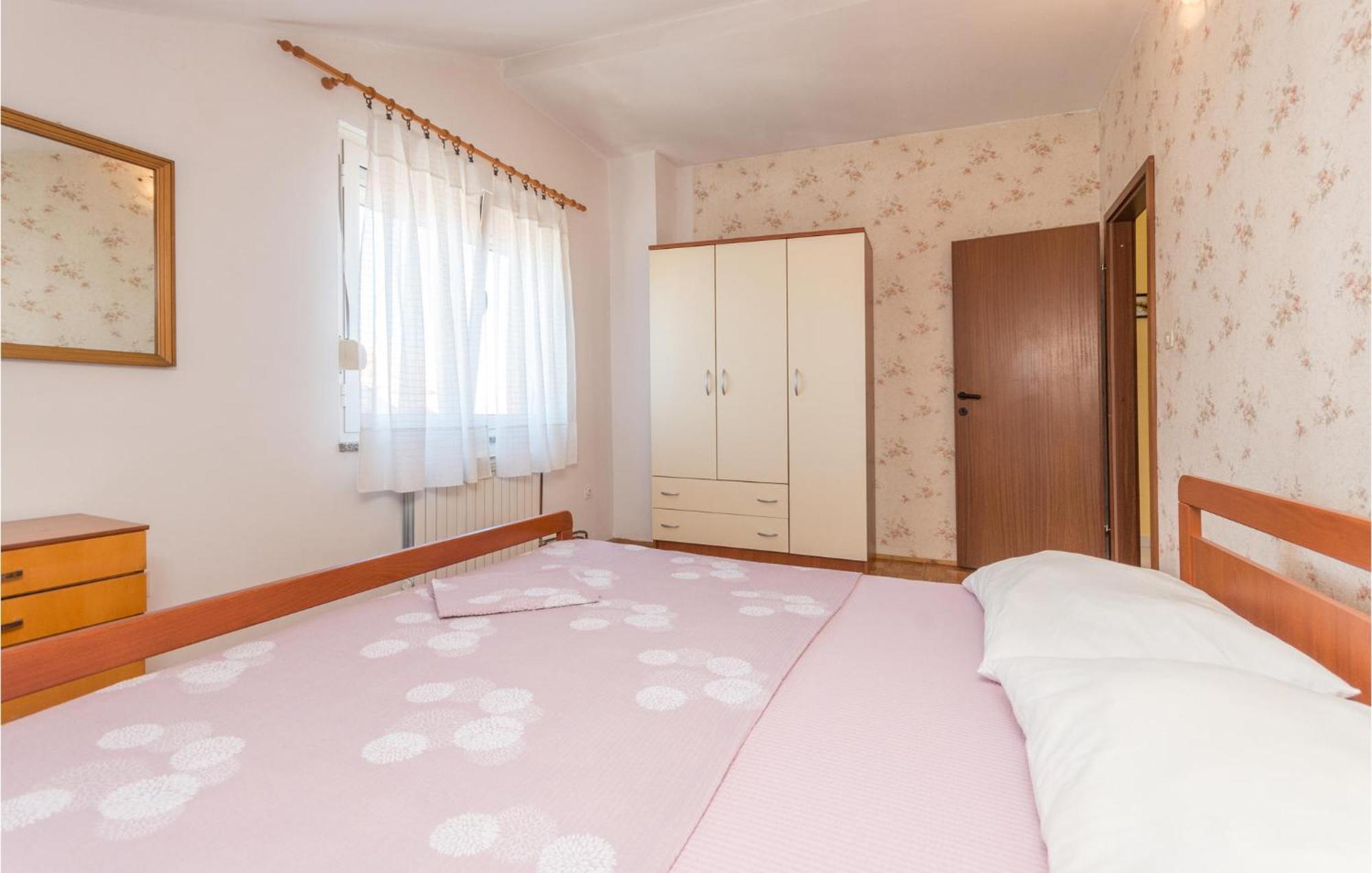 2 Bedroom Gorgeous In Apartment