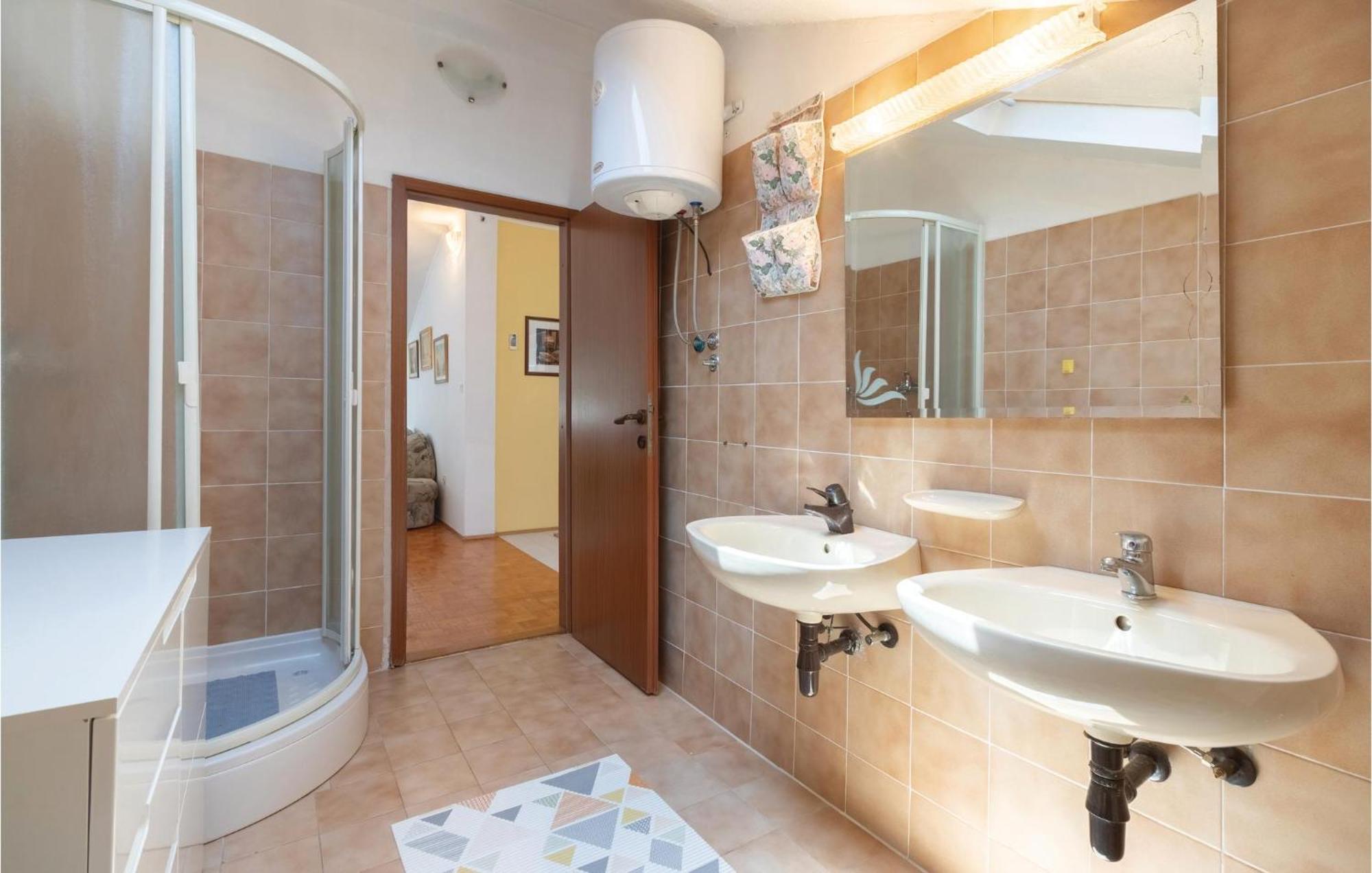 2 Bedroom Gorgeous In Apartment Zadar