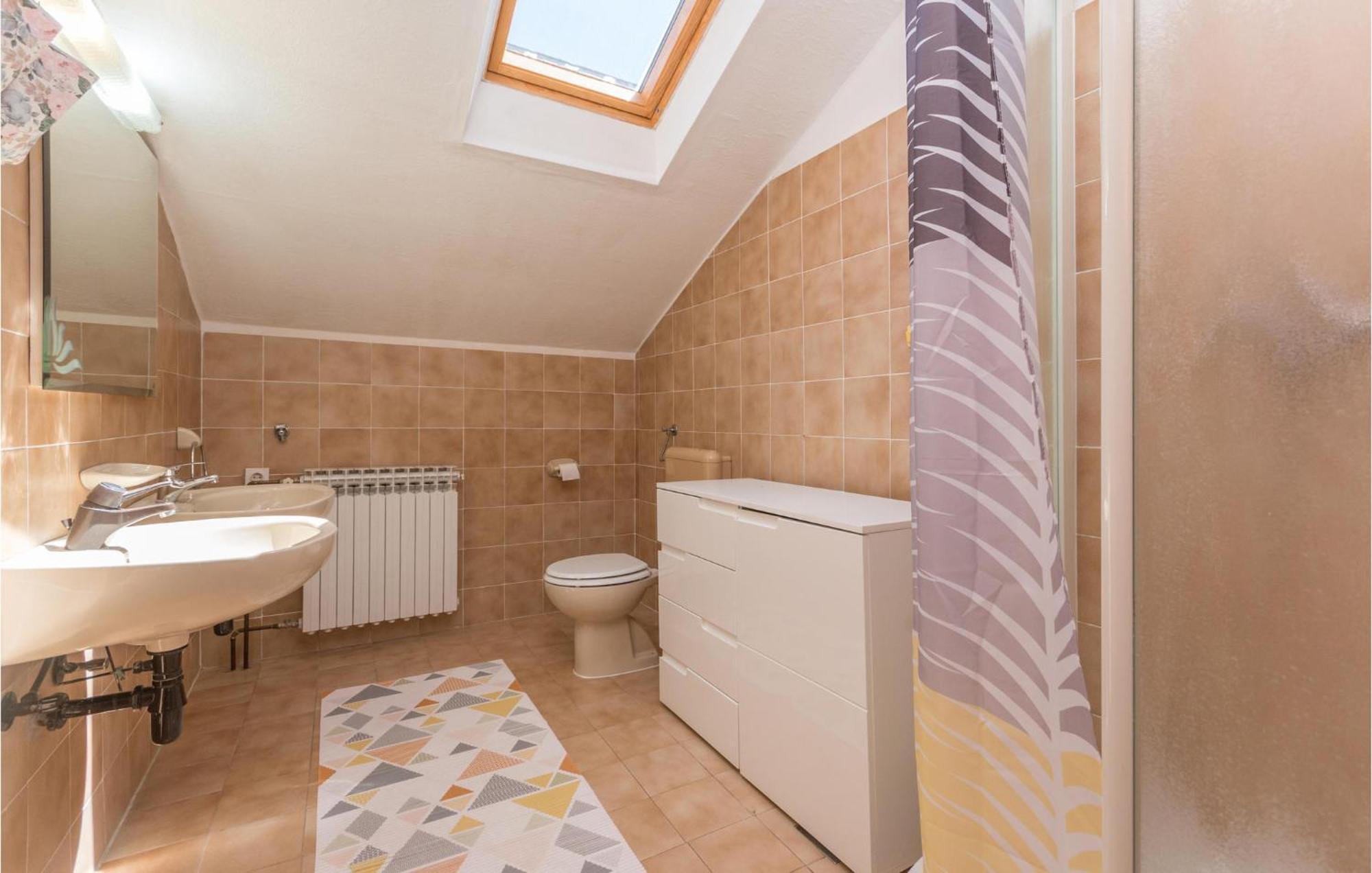 2 Bedroom Gorgeous In Apartment *