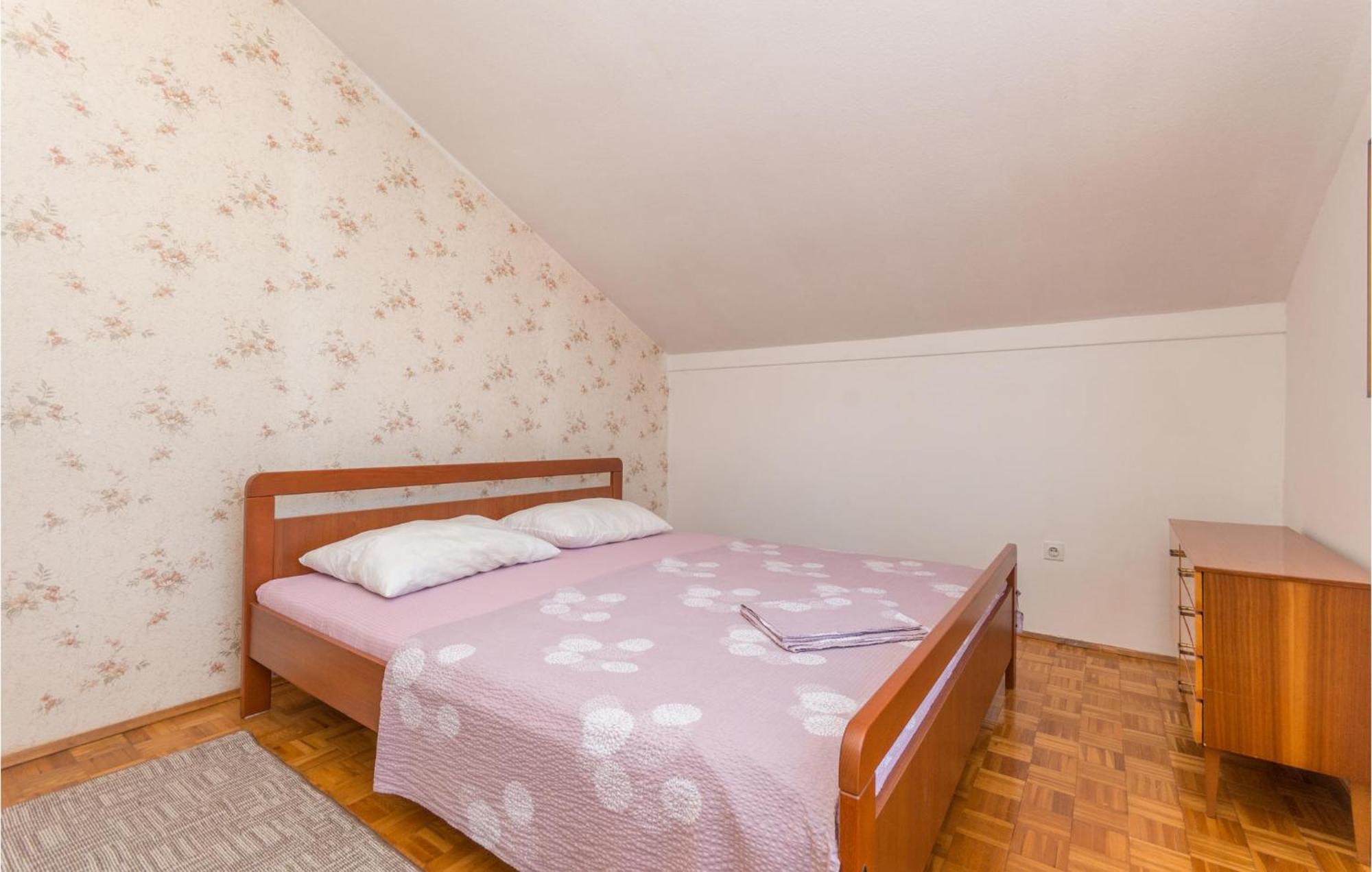 2 Bedroom Gorgeous In Appartement Zadar